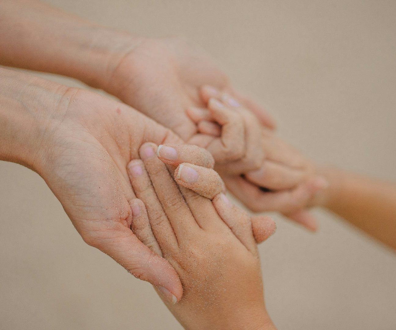 Hände Kind & Erwachsener Hände von Erwachsenen und Kindern, die sich berühren und verbinden.